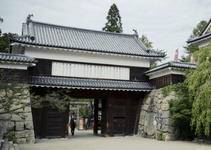 上田城の東虎口櫓門。石垣にはひと際大きな「真田石」が。