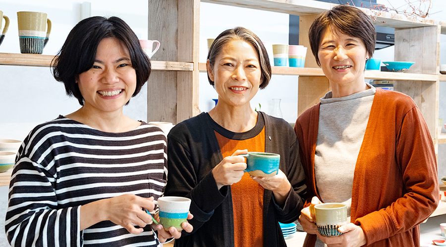 「tituti OKINAWAN CRAFT」を支える（右から）紅型作家の田中さん、金城さん、スタッフの大湾さん。