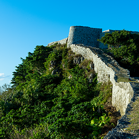 15世紀、海外貿易によって繁栄した阿麻和利が築いた勝連城跡。自然の断崖を利用した難攻不落と言われた城壁の頂上からは輝く青い海が一望に。