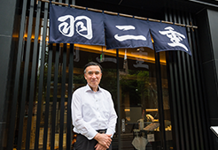 「創業以来7代、約200年、今も江戸の風味と面影を受け継いでいます」と語る代表取締役の澤野修一氏。
