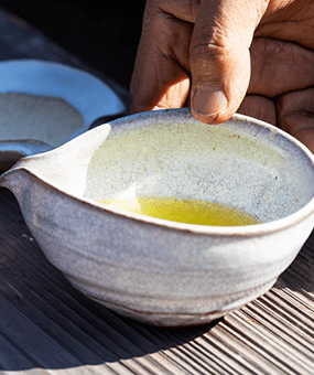 星野焼では珍しい白い器は、源太さんの故郷・鳥取の名産である梨の木灰を釉薬に使っている