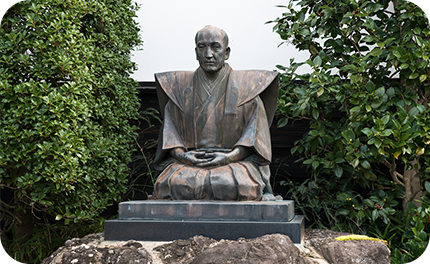髙井鴻山記念館入口で小布施を見守る髙井鴻山の銅像。